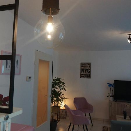 Le Pompidou T2 Pour 2 A 4 Pers Avec Parking Prive & Balcon Place Ney Angers Exterior foto